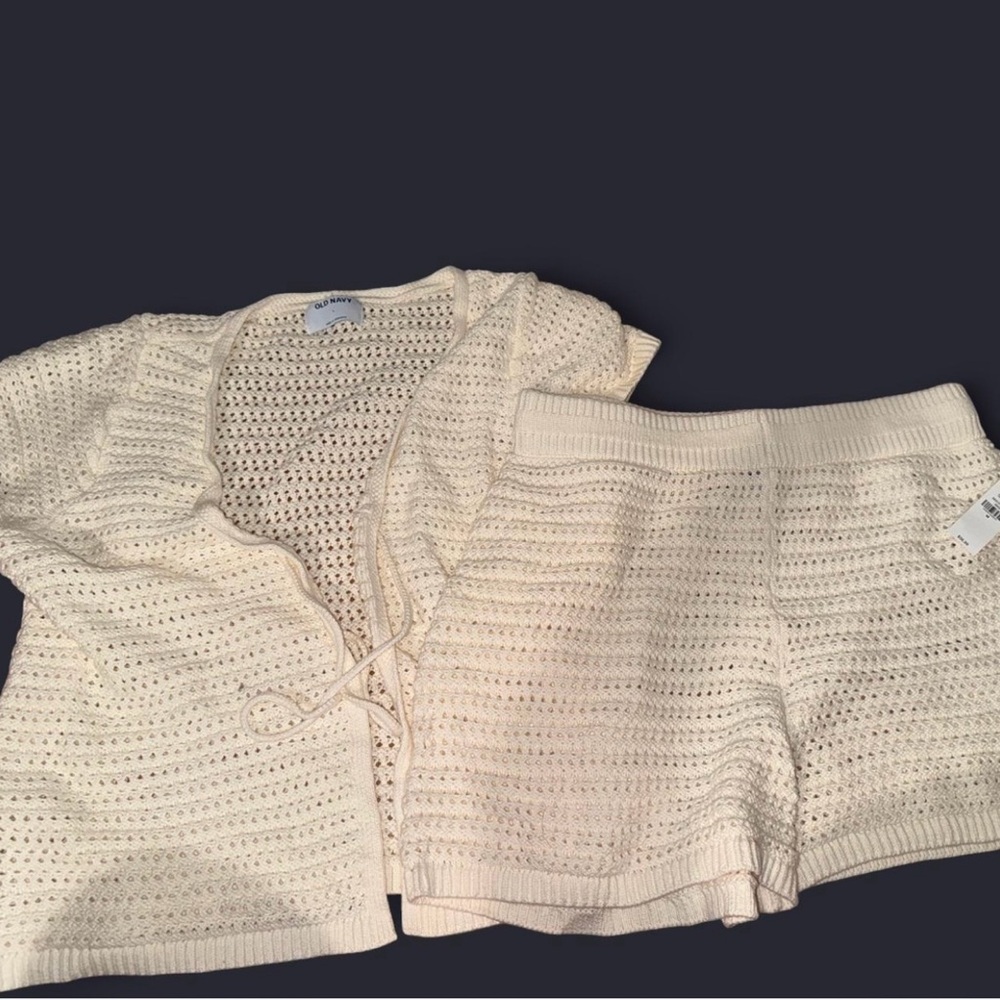 Old Navy Cream Textured Knit Sweater Short Set.

Top - L
Bottom - M